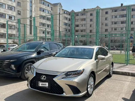 Lexus ES 300h 2013 года за 8 000 000 тг. в Мангистау