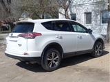 Toyota RAV4 2018 года за 12 800 000 тг. в Актобе