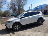 Toyota RAV4 2018 года за 12 800 000 тг. в Актобе – фото 2