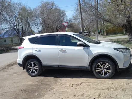 Toyota RAV4 2018 года за 12 800 000 тг. в Актобе – фото 3