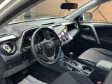 Toyota RAV4 2018 года за 12 800 000 тг. в Актобе – фото 4