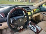 Toyota Camry 2013 года за 9 000 000 тг. в Уральск – фото 2