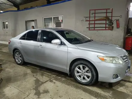 Toyota Camry 2011 года за 8 000 000 тг. в Актобе – фото 2