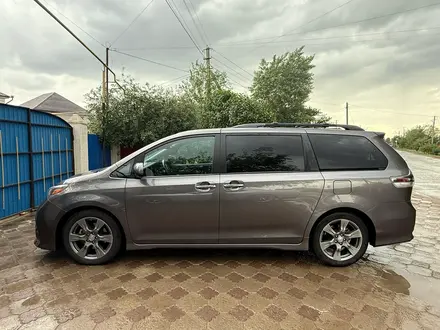 Toyota Sienna 2017 года за 14 000 000 тг. в Уральск
