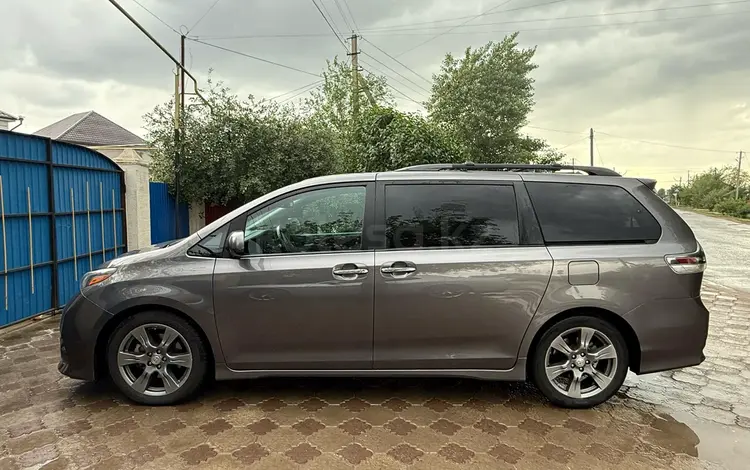 Toyota Sienna 2017 года за 14 000 000 тг. в Уральск