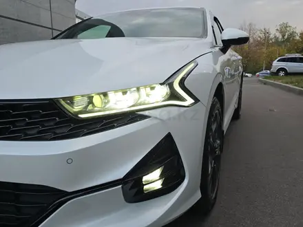 Kia K5 2023 года за 10 600 000 тг. в Алматы – фото 14