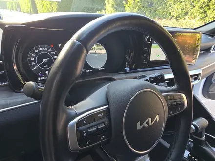 Kia K5 2023 года за 10 600 000 тг. в Алматы – фото 34