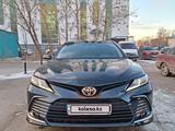 Toyota Camry 2021 года за 14 500 000 тг. в Астана – фото 2