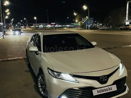 Toyota Camry 2019 года за 14 000 000 тг. в Кульсары – фото 7