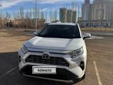 Toyota RAV4 2020 года за 17 500 000 тг. в Актобе