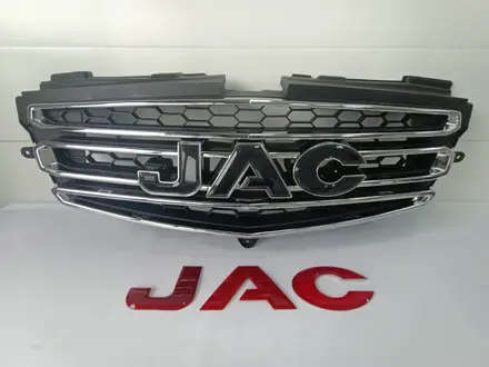 Решетка радиатора переднего бампера с надписью оригинал JAC T6 2015-н. В. за 2 000 тг. в Костанай