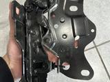 Петля капота правая BMW X5/6/7/XM/G05/06/07/09 за 49 500 тг. в Костанай