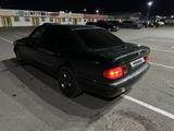 Mercedes-Benz E 320 1998 года за 2 600 000 тг. в Караганда – фото 5