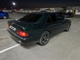 Mercedes-Benz E 320 1998 года за 2 600 000 тг. в Караганда – фото 3