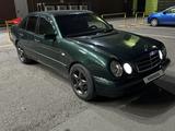 Mercedes-Benz E 320 1998 года за 2 600 000 тг. в Караганда – фото 2