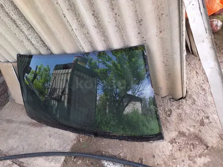Лобовое стекло на лексус 470 заводской обжигүшін30 000 тг. в Алматы – фото 3