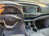 Toyota Highlander 2018 годаfor18 700 000 тг. в Байконыр