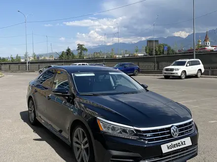 Volkswagen Passat 2019 года за 7 900 000 тг. в Алматы – фото 2