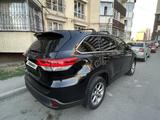 Toyota Highlander 2018 года за 18 350 000 тг. в Семей – фото 2