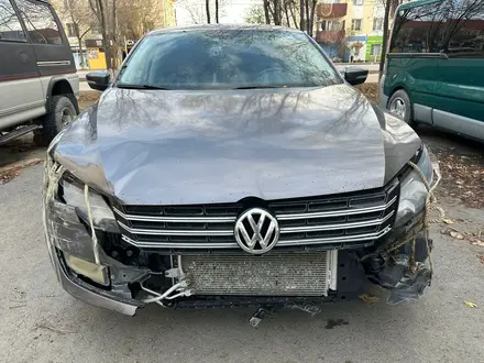 Volkswagen Passat 2013 года за 4 000 000 тг. в Атырау – фото 2