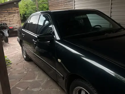 Mercedes-Benz E 320 1999 года за 2 400 000 тг. в Астана – фото 2