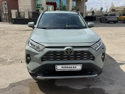 Toyota RAV4 2020 года за 12 000 000 тг. в Астана – фото 2