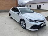 Toyota Camry 2021 года за 14 200 000 тг. в Атырау – фото 2