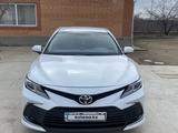 Toyota Camry 2021 года за 14 200 000 тг. в Атырау – фото 3