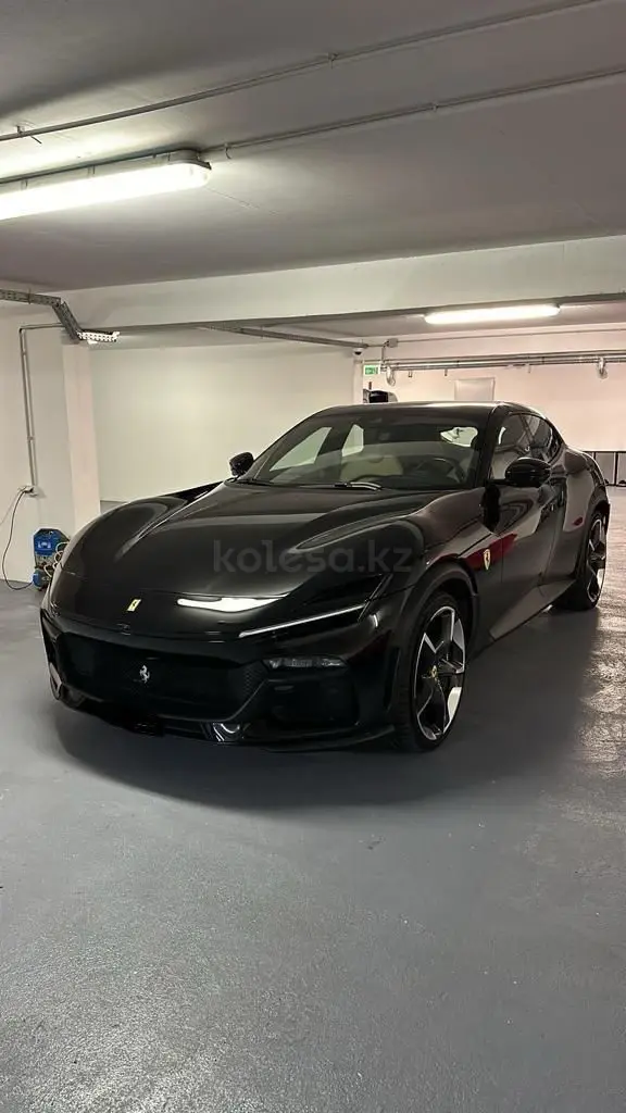 Сахна артындағы модельдер жалаңаш бейнелер