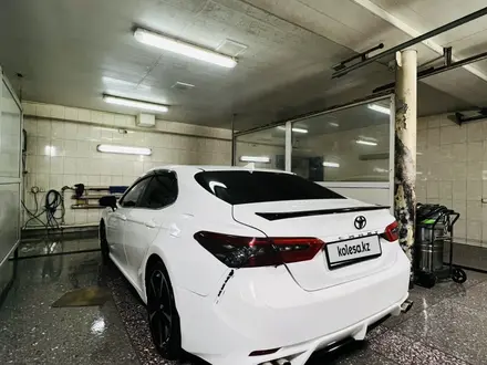 Toyota Camry 2019 года за 10 000 000 тг. в Караганда – фото 2