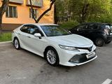 Toyota Camry 2019 года за 17 700 000 тг. в Алматы – фото 2