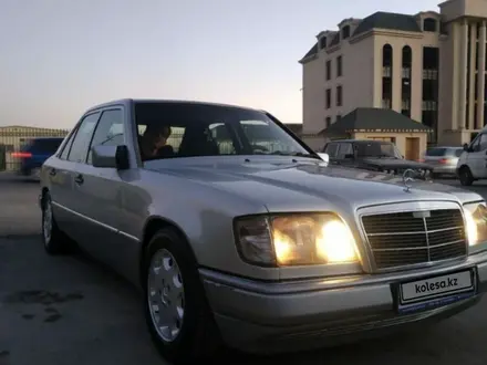 Mercedes-Benz E 220 1993 года за 2 400 000 тг. в Шымкент