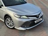 Toyota Camry 2019 года за 11 800 000 тг. в Алматы – фото 2