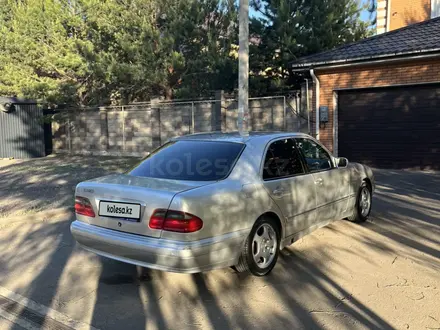 Mercedes-Benz E 320 1998 года за 1 750 000 тг. в Астана – фото 2