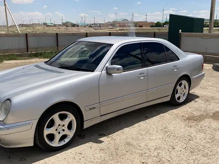 Mercedes-Benz E 240 2000 года за 3 900 000 тг. в Жанаозен – фото 2