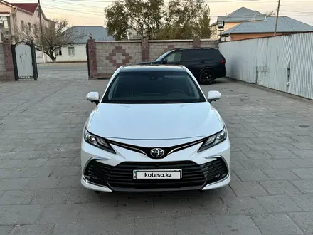 Toyota Camry 2022 года за 19 000 000 тг. в Кызылорда – фото 2