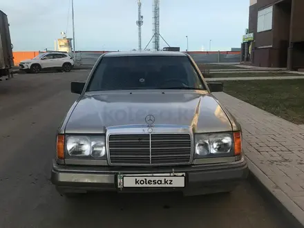 Mercedes-Benz E 200 1992 года за 1 350 000 тг. в Астана