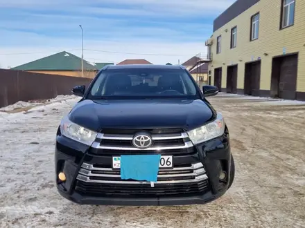 Toyota Highlander 2018 года за 13 300 000 тг. в Атырау