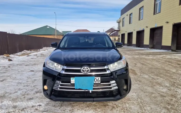 Toyota Highlander 2018 года за 13 300 000 тг. в Атырау