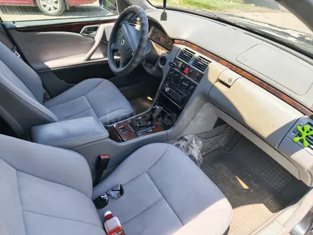 Mercedes-Benz E 320 2000 года за 3 600 000 тг. в Алматы – фото 14