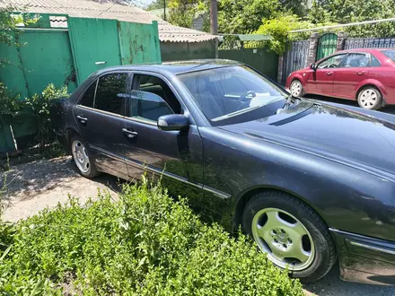 Mercedes-Benz E 320 2000 года за 3 600 000 тг. в Алматы – фото 3
