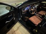 Toyota Camry 2015 года за 8 500 000 тг. в Атырау – фото 2
