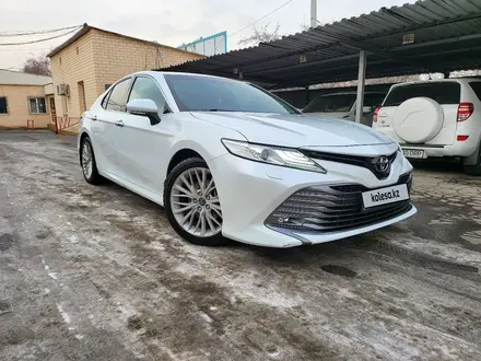 Toyota Camry 2018 года за 13 750 000 тг. в Алматы – фото 3