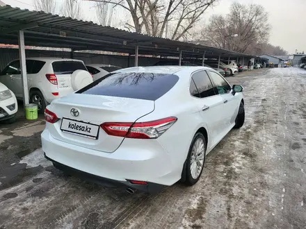 Toyota Camry 2018 года за 13 750 000 тг. в Алматы – фото 4