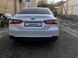 Toyota Camry 2018 года за 13 000 000 тг. в Атырау – фото 3