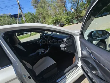 Toyota Camry 2021 года за 15 000 000 тг. в Уральск – фото 9