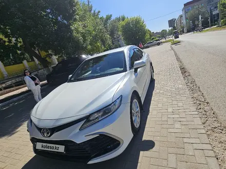 Toyota Camry 2021 года за 15 000 000 тг. в Уральск – фото 2