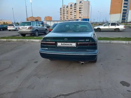 Toyota Camry 1998 года за 3 000 000 тг. в Семей – фото 2