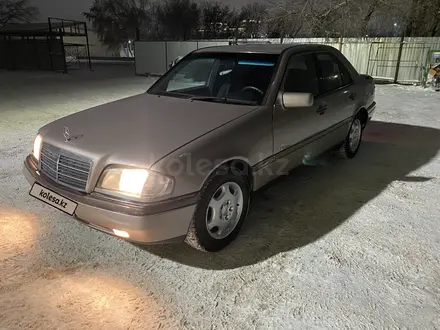 Mercedes-Benz C 200 1995 года за 1 930 000 тг. в Караганда – фото 2