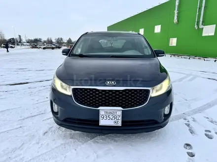 Kia Carnival 2015 года за 7 000 000 тг. в Актобе – фото 3